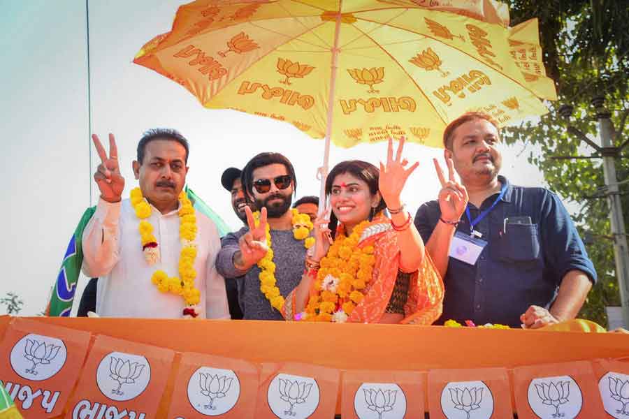 বিজয়ী মহিলা প্রার্থীদের অন্যতম ক্রিকেটার রবীন্দ্র জাডেজার স্ত্রী রিবাবা। জামনগর উত্তর আসন থেকে প্রায় ৫০ হাজার ভোটে জয়ী হয়েছেন তিনি। ইঞ্জিনিয়ারিং পাশ করেছিলেন সদ্য নির্বাচিত এই বিধায়ক। এখন নিজের ব্যবসা সামলান। 