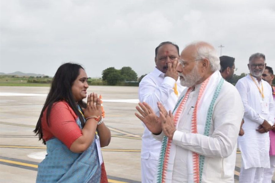 গান্ধীধাম থেকে জয়ী হয়েছেন মালতী মহেশ্বরী। লজিস্টিকসের ব্যবসা রয়েছে তাঁর। 