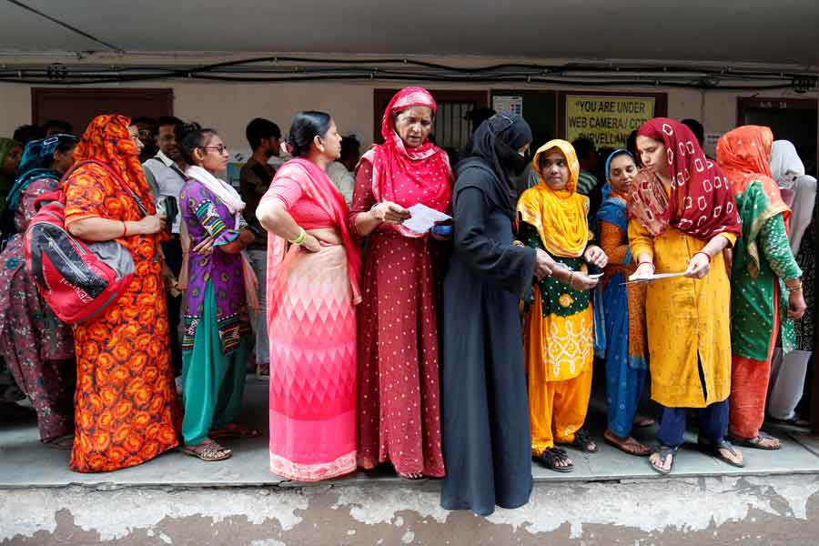 বিজেপির ১৩ জন মহিলা বিধায়কের মধ্যে ৫ জন গত বারেও নির্বাচিত হয়েছিলেন। কংগ্রেসের টিকিটে এক জন মহিলা প্রার্থীই জিতেছেন। তাঁর নাম জেনিবেন ঠাকোর। ভাভের বিধায়ক ছিলেন। সেই আসন থেকেই আবার জিতেছেন।