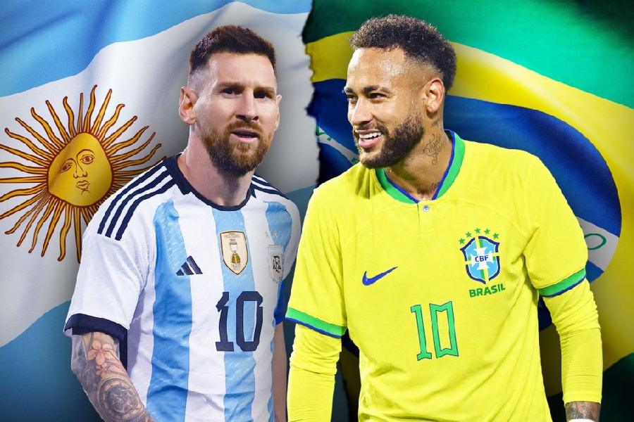 ফুটবলের সেই দুই বিরাটায়তন বিগ্রহ এ বার মুখোমুখি হওয়ার অপেক্ষায়। মাঝে শুধু একটি ম্যাচের দূরত্ব। যে আড়াল সরবে যদি একই সঙ্গে হলুদের ছন্দে চোখ ধাঁধায় ক্রোয়েশিয়ার, আর ফুটবল ‘ঈশ্বরের’ জাদুতে ফিকে হয় টিউলিপের কমলা রং।