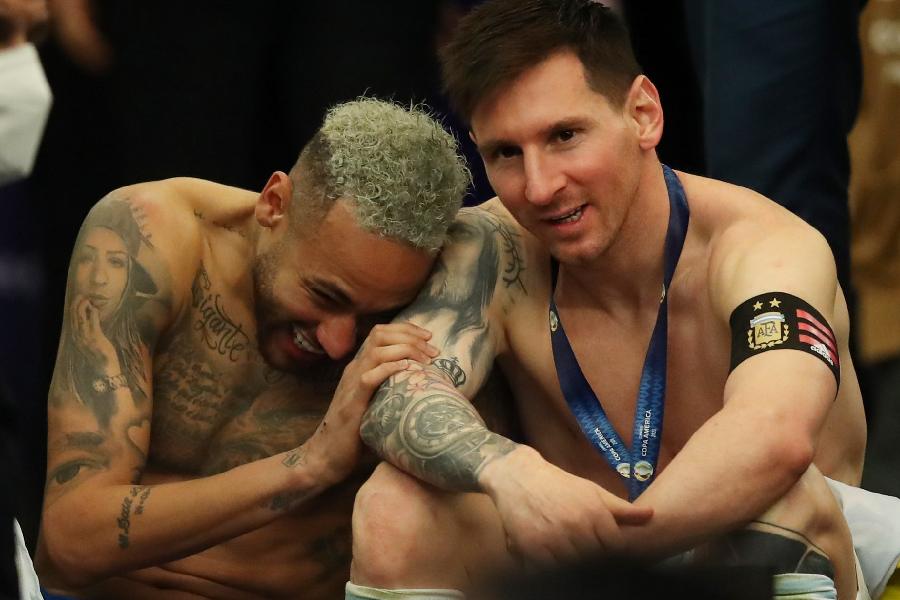 কিন্তু সেই সম্ভাবনা কি সত্যি হবে? দুই তারকার ভক্তরা বলছেন, আটকানো মুশকিল। ইতিহাস বলছে, বেশি দিন একে অপরের থেকে দূরে থাকতে পারেন না দুই তারকা। মেসি যেখানে, নেমার সেখানেই। আবার এর উল্টোটাও ঘটেনি তা নয়।