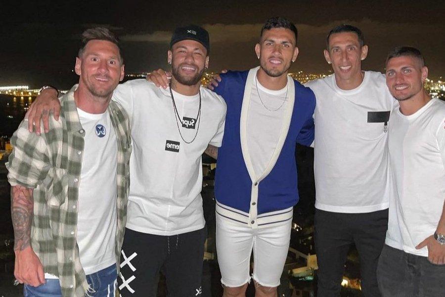 কিন্তু সে তো ফুটবল মাঠের কথা। ফুটবল ম্যাচ যখন থাকে না দু’জনের পরিবারকেও এক সঙ্গে ছুটি কাটাতে দেখা গিয়েছে বহু বার।