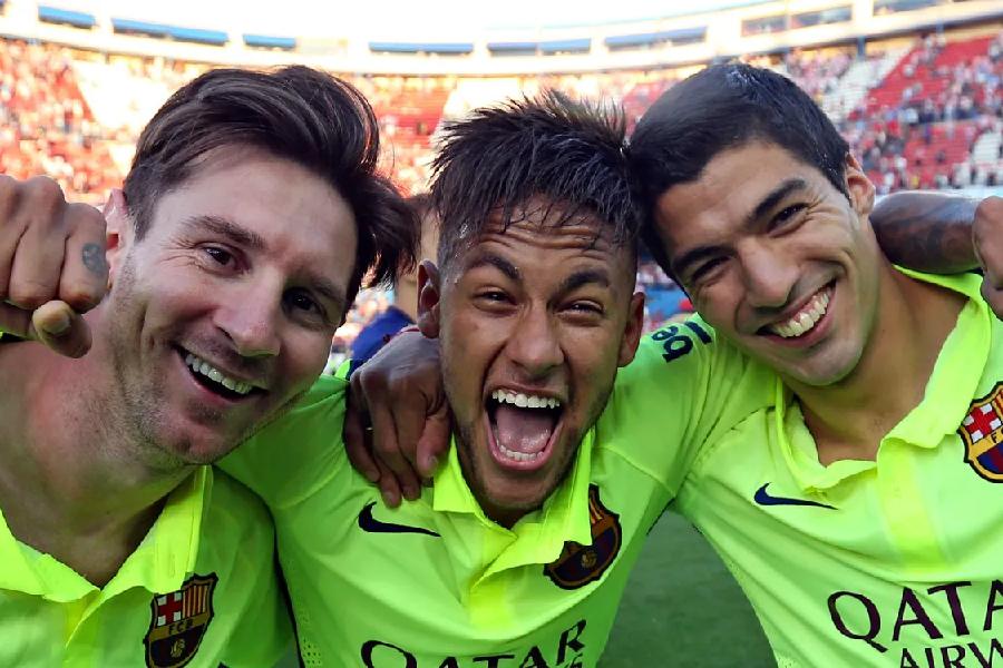 নেমার যখন বার্সায় যোগ দিলেন, অনেকেই ভেবেছিলেন মেসির সঙ্গে ব্রাজিলীয় ফুটবল তারকার জোর টক্কর হবে। কিন্তু বাস্তবে হয় উল্টোটাই। আর্জেন্টিনীয় ফুটবল শিল্পী কাছে টেনে নেন নেমারকে। উরুগুয়ের সুয়ারেজকে সঙ্গে নিয়ে তৈরি হয় বার্সেলোনার দুর্ভেদ্য ত্রয়ী।