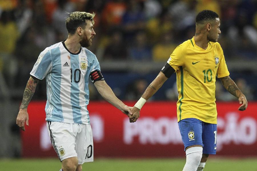 কিন্তু মেসির ছায়া দীর্ঘতর হতে শুরু করে ক্রমশ। সেই ছায়ায় ঢাকা পড়তে শুরু করেন নেমাররা। অন্তত নেমার নিজে হয়তো তেমনই মনে করছিলেন। বার্সা ছেড়ে, সতীর্থ মেসেকে ছেড়ে এই সময়েই নেমার চলে যান প্যারিস সঁ জরমঁ (পিএসজি)-তে।