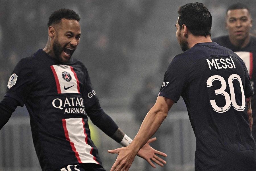 কিন্তু তার পরও বেশি দিন দূরে রাখা যায়নি দু’জনকে। ২০১৭ সালে বার্সা ছাড়েন নেমার। ২০২১-এ বার্সার সঙ্গে ২১ বছরের সম্পর্ক চুকিয়ে দেন মেসিও। যোগ দেন পিএসজি-তে। এ বার মেসিকে স্বাগত জানান নেমার।