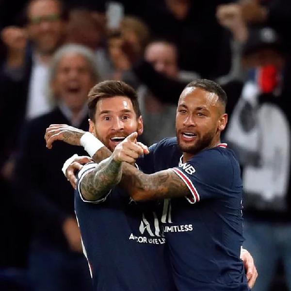 বস্তুত, দু’জনের এই রসায়নকে সামনে রেখেই মেসি-নেমারের এই এক মাঠে-এক দলে-এক জার্সিতে খেলার প্রবণতাকে ‘ব্রোম্যান্স’ নাম দেন তাঁদের ভক্তরা।