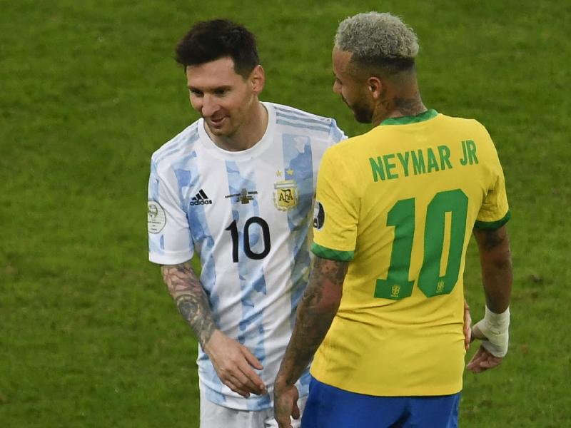 ভক্তদের দাবি, এত কাছাকাছি থেকে মুখোমুখি না হয়ে ফিরে যেতে পারেন না দুই ‘ভাই’। কপালের ফেরেই এক মাঠে খেলার কথা দু’জনের।