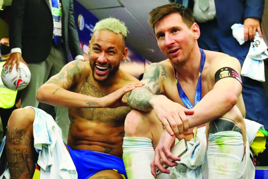  ‘ব্রোম্যান্স’ মানে যেখানে দুই বন্ধু বন্ধুত্বের সীমা ছাড়িয়ে ভ্রাতৃত্ব এবং সেই ভ্রাতৃত্বে প্রেমিকার থেকেও বেশি স্বাচ্ছন্দ্য খুঁজে পান।