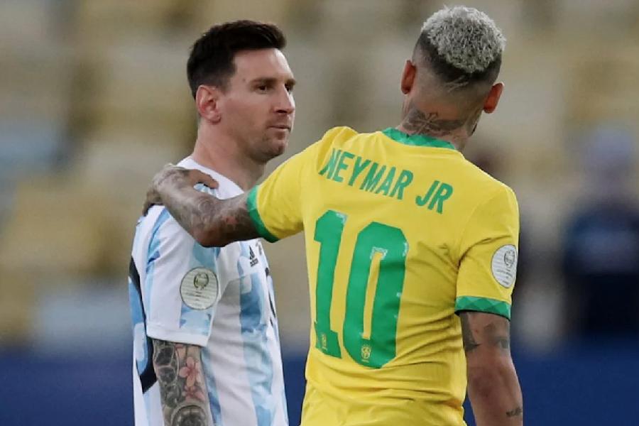 কারণ ১৮ ডিসেম্বর ফাইনালে যাঁরাই খেলুন, এক মাচের বাধা ঠিকঠাক কাটলে ১৩ ডিসেম্বরই হবে তাঁদের কাছে বিশ্বকাপের আসল খেলা। যে দিন হয়তো মাঠে নেমে মুখোমুখি যুদ্ধ করবেন ক্লাবের হয়ে পাশাপাশি খেলা দুই ভাই।