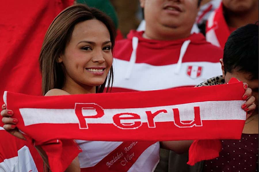 লাতিন আমেরিকার মাঠে আগুন ছড়িয়ে বেশ নামডাক হয়েছে নিসু কটি নামে এক স্বল্পবসনার। পেরুর জাতীয় দলের ‘বান্ধবী’ হিসাবে তাঁর নামকরণ করেছিল ট্যাবলয়েডগুলি।