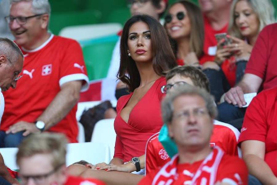 সুইৎজ়ারল্যান্ডের ফুটবলার ব্লেরিম জ়ামাইলির স্ত্রী হওয়ায় আগে থেকেই শিরোনামে ছিলেন সুইস-সুন্দরী ইরোনা সুলেমানি। তবে ২০১৬ সালের ইউরো কাপের সময় তাঁর খ্যাতি একলাফে বহু গুণ বেড়ে গিয়েছিল।