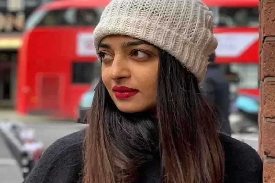 মাথা খাটিয়ে লিপস্টিক কিনলে সুন্দর দেখাতে বাধ্য।