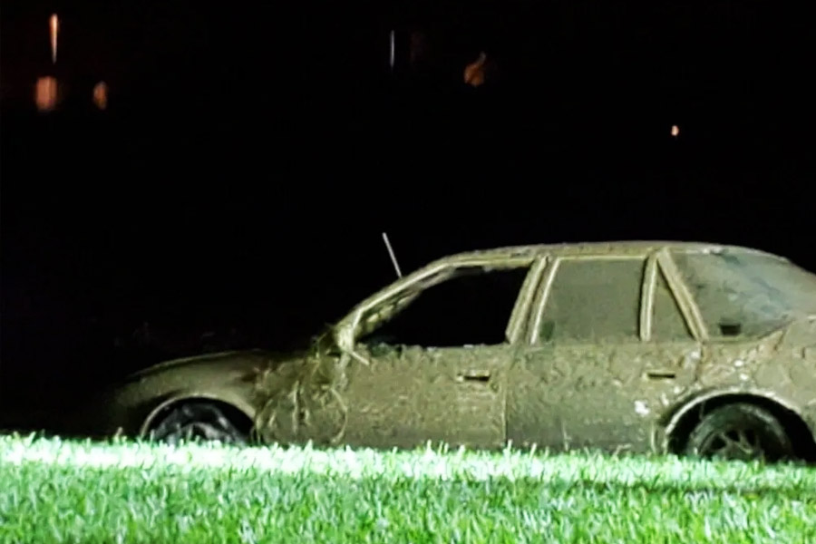 জলের তলা থেকে উদ্ধার করে গাড়ির ভিতর তল্লাশি চালানো হয়। গাড়ির দরজা খুলতেই দেখা যায়, চালকের আসনে এক ব্যক্তির দেহ।