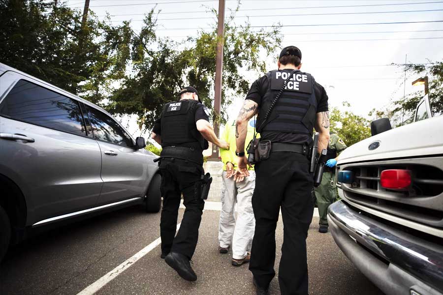 এত বছর আগেকার ঘটনা, কোনও তথ্যপ্রমাণ ছাড়া কী করে সমাধানে পৌঁছবে তা নিয়ে দিশাহারা হয়ে যায় ফ্লোরিডার পুলিশ।