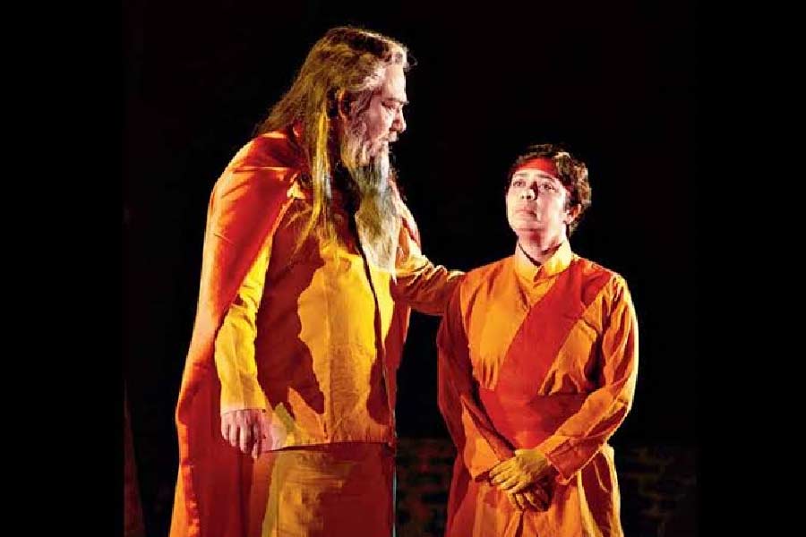 ‘পঞ্চম বৈদিক’-এর প্রযোজনায় 'অচলায়তন' নাটকের এক দৃশ্যে অর্পিতা।