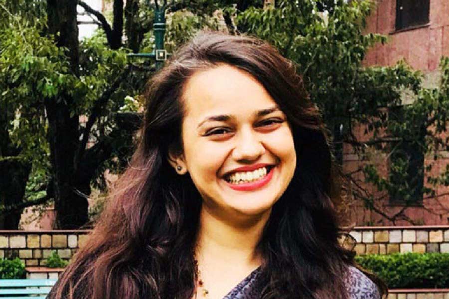 সিভিল সার্ভিস পরীক্ষায় উত্তীর্ণ হওয়ার জন্য প্রচুর পরিশ্রম এবং ধৈর্যের প্রয়োজন। সিভিল সার্ভিস পরীক্ষা পাশ করা হাতের মোয়া নয়, কারণ এটি দেশের অন্যতম কঠিন পরীক্ষা। তবে কী ভাবে সহজেই এই পরীক্ষায় উত্তীর্ণ হওয়া যায়, তা জানালেন আইএএস অফিসার টিনা দাবি।