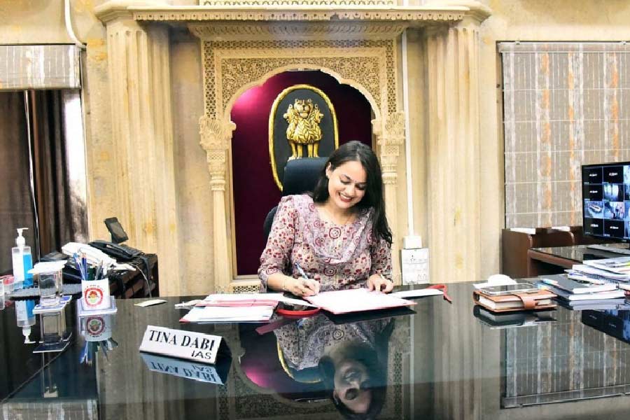 টিনার পরামর্শ, পরীক্ষার আগে পরীক্ষা সম্পর্কিত সমস্ত তথ্য পরীক্ষার্থীদের নখের ডগায় থাকা উচিত। প্রয়োজনে ইউপিএসসি-র ওয়েবসাইট খুঁটিয়ে দেখার পরামর্শও দিয়েছেন টিনা।