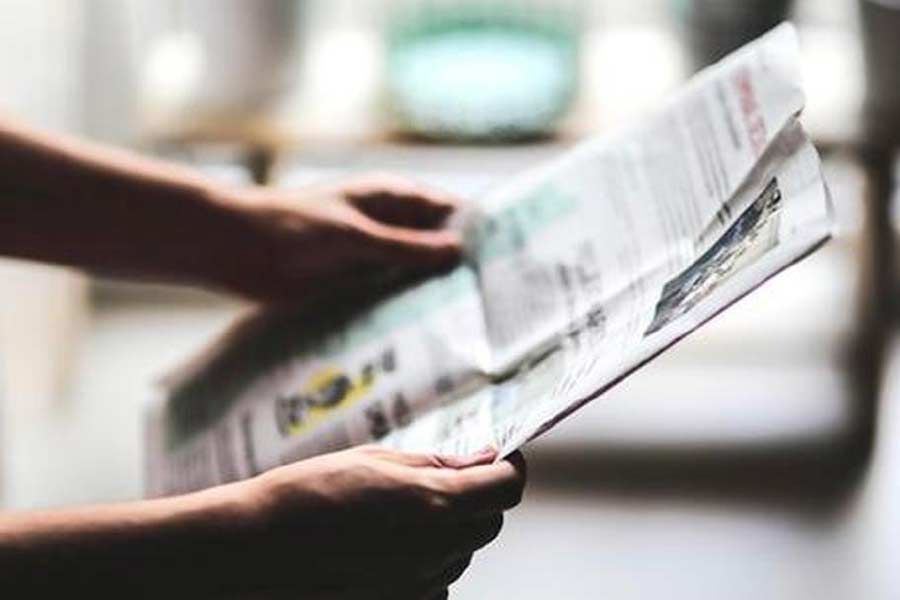 সিভিল সার্ভিস পরীক্ষায় সফল হতে নিয়মিত খবর কাগজ এবং পত্রিকা পড়াও অত্যন্ত প্রয়োজনীয় বলে টিনা জানিয়েছেন।