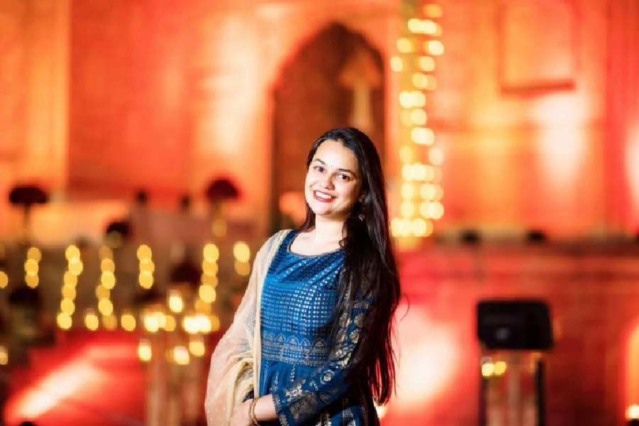 প্রসঙ্গত, ২০১৫ সালে সিভিল সার্ভিস পরীক্ষায় প্রথম স্থান অধিকার করেন টিনা। প্রশিক্ষণ শেষে, ২০১৬ সালে তিনি রাজস্থানের আইএএস অফিসার হন। বর্তমানে রাজস্থানের জয়সলমেরে জেলাশাসক হিসাবে কর্মরত।