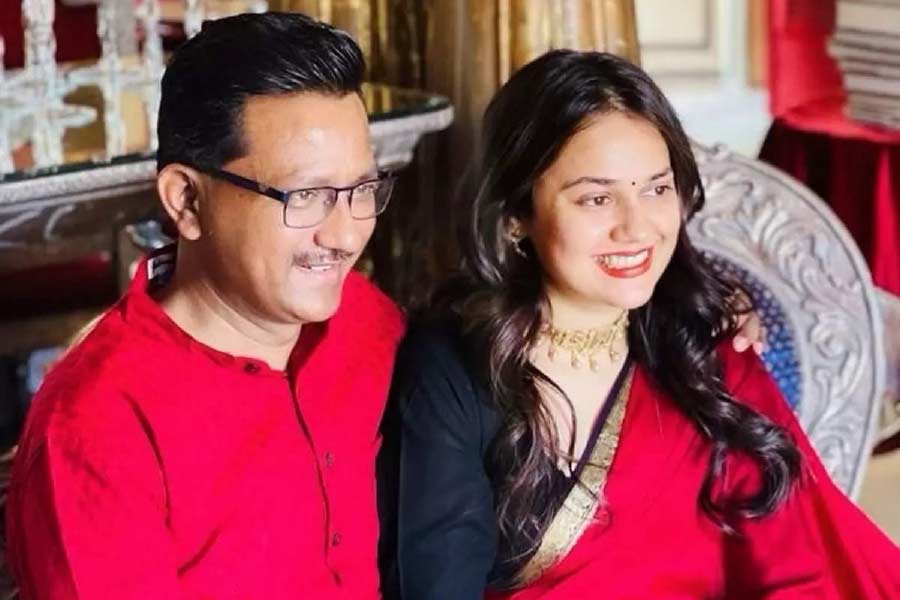 প্রথম স্বামীর সঙ্গে বিবাহবিচ্ছেদের পর সম্প্রতি তাঁরই এক সহকর্মী প্রদীপ গাওয়ান্ডকে বিয়ে করে ফের সংবাদের শিরোনামে উঠে আসেন টিনা।