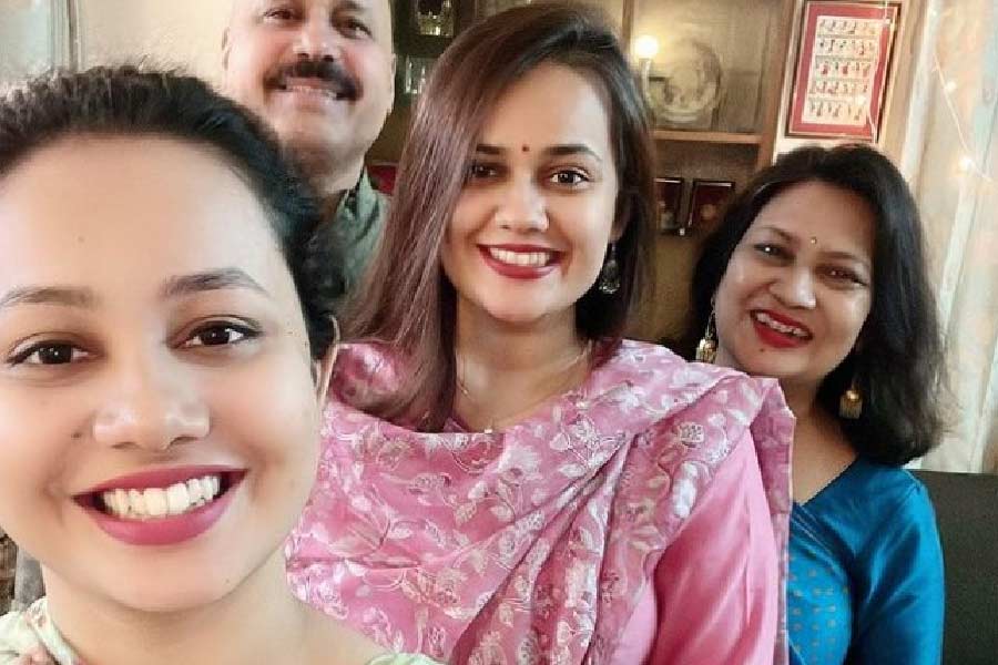 টিনার বোন রিয়াও ২০২০ সালের ইউপিএসসি পরীক্ষায় ১৫তম স্থান অর্জন করেছিলেন।