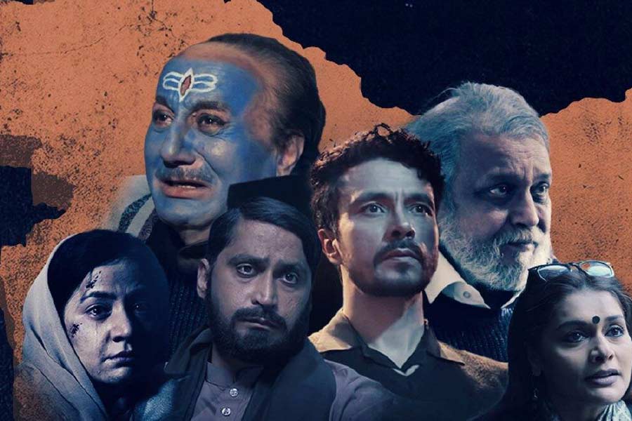 তৃতীয় আবার বলিউড। এটি সম্ভবত ২০২২ সালের সবচেয়ে আলোচিত হিন্দি ছবি। বিবেক অগ্নিহোত্রী পরিচালিত ‘দ্য কাশ্মীর ফাইল্‌স‌’ নিয়ে পদে পদে দানা বেঁধেছে বিতর্ক। রাজনীতি, ধর্ম এবং সর্বোপরি গোয়ায় আন্তর্জাতিক চলচ্চিত্র উৎসবে ইজরায়েলি পরিচালকের মন্তব্য, বছর শেষেও চর্চায় রেখেছে অনুপম খেরদের ছবিটিকে। 