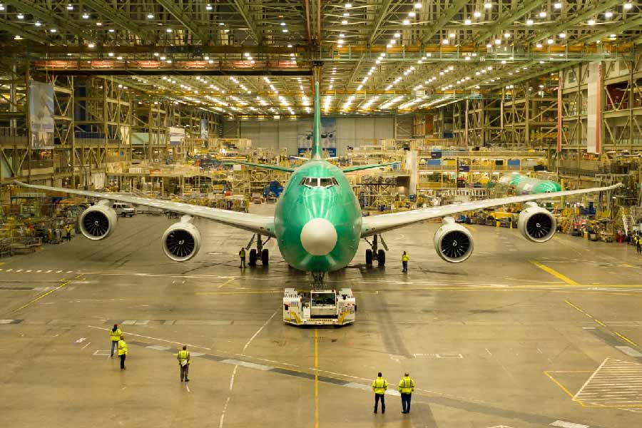 সে যখন আকাশে ওড়ে, তখন তার রাজকীয় হাবভাব তাক লাগিয়ে দেয়। তাক তো লাগারই কথা! কারণ তাকে বলা হয় ‘আকাশের রানি’। পেল্লায় চেহারা। বিশ্বের প্রথম বড় বিমানের তকমা অনেক আগেই অর্জন করে নিয়েছে ‘বোয়িং ৭৪৭’। ৫০ বছরেরও বেশি সময় ধরে আকাশে দাপিয়ে বেড়াচ্ছে এই বিমান। অর্ধশতক বাদে অবশেষে শেষ বার এই বিমান তৈরি করা হল। 