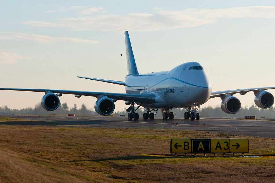 বোয়িং ৭৪৭ গত কয়েক দশক ধরে যাত্রী ও পণ্য পরিবহণ করে আসছে। ‘আকাশের রানি’ তকমা দেওয়ার পাশাপাশি এই বিমানকে ‘জাম্বো জেট’ও বলা হয়ে থাকে। 
