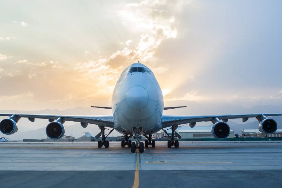 ১৯৭০ সালে প্রথম বাণিজ্যিক ভাবে আকাশে ওড়ে এই বিমান। এই ধরনের উড়ানের সামনের অংশে কুঁজ রয়েছে। অর্ধশতকেরও বেশি সময় ধরে আভিজাত্যের প্রতীক বহন করে চলেছে বোয়িং ৭৪৭।