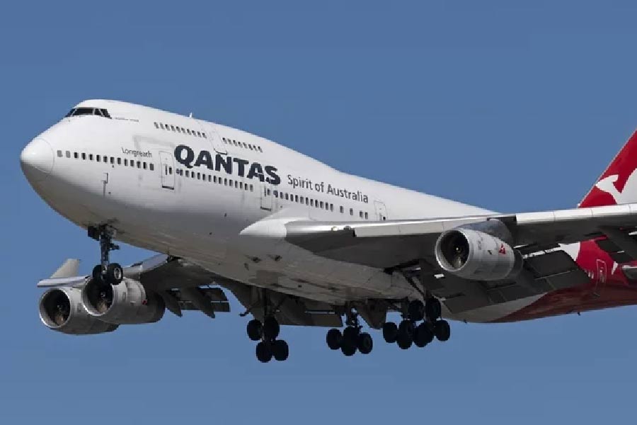  যে বিমানের এত বহর, তার উৎপাদনে কেন ইতি টানা হল? বিমান সংস্থাগুলি চাইছে, জ্বালানি কম লাগে, এমন অত্যাধুনিক উড়ান তৈরি করা হোক। করোনা অতিমারির কয়েক বছর আগে বোয়িং ৭৪৭ বিমান ব্যবহার বন্ধ করেছে ইউনাইটেড ও ডেল্টা। অতিমারির সময় ‘জাম্বো জেট’কে বিদায় জানিয়েছিল ব্রিটিশ এয়ারওয়েজ ও কান্তাসের মতো বিমান সংস্থাগুলি। 