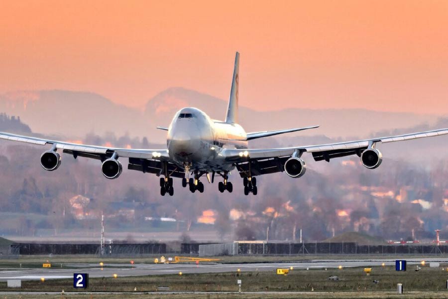 ইতিহাসের পাতায় বোয়িং ৭৪৭ উড়ানের উজ্জ্বল উপস্থিতির মধ্যে অন্ধকার দিকও রয়েছে। বহু বারই দুর্ঘটনার মুখে পড়তে হয়েছে ‘আকাশের রানি’কে। 