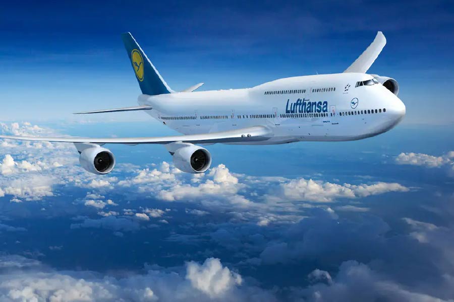 ১৯৭৪ সালের ২০ নভেম্বর প্রথম বার দুর্ঘটনার মুখে পড়েছিল এই বিমান। নাইরোবি থেকে টেক-অফের পর ভেঙে পড়েছিল লুফথানসার বোয়িং ৭৪৭ বিমান। দুর্ঘটনায় ৫৯ জনের মৃত্যু হয়েছিল। 