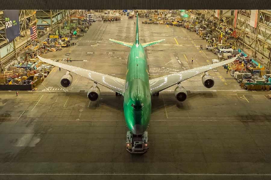 দুর্ঘটনা, নাশকতার ঘটনার মতো কালো দাগ গায়ে লাগলেও বোয়িং ৭৪৭ বিমানের ঐতিহ্যে চিড় ধরেনি। আর সে কারণেই ৫০ বছরেরও বেশি সময় ধরে রানির মতো আকাশে উড়ে বেড়াচ্ছে এই উড়ান। শেষ বার এই বিমানের উৎপাদন হওয়ায় যেন এক যুগের অবসান ঘটল। 