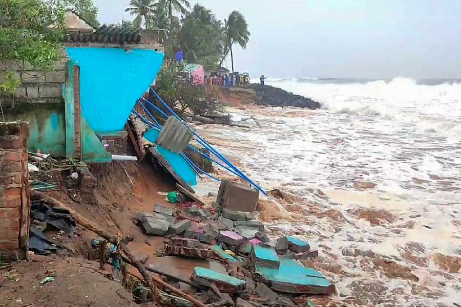 মন্দৌসের প্রভাব কাটতে না কাটতেই ফের ঘূর্ণিঝড় তৈরির সম্ভাবনা দেখা দিয়েছে। আগেভাগেই তাই প্রস্তুত থাকতে চাইছে প্রশাসন। কড়া নজর রাখছে আবহাওয়া দফতর।