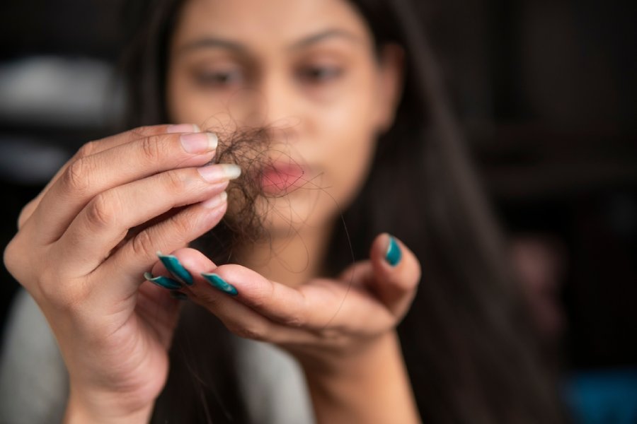খুব বেশি ডায়েট করলেে চুল পড়ার সমস্যা বাড়ে।