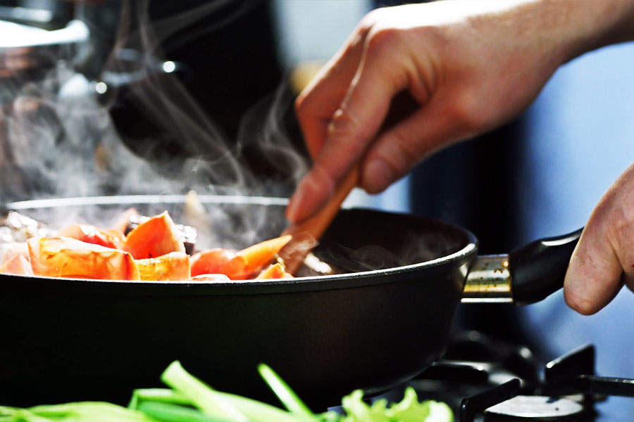 ১৬ বছর বয়সে স্কুলের গণ্ডি পার করার পর আর্ট কলেজে ভর্তি হন স্টিফেন। কিন্তু পড়াশোনার খরচ সামলাতে না পারায় স্টিফেনের বাবা-মা তাঁকে আর্ট কলেজ থেকে ছাড়িয়ে দেন। পরে দু’বছরের জন্য পাচক হওয়ার প্রশিক্ষণ নেন তিনি।