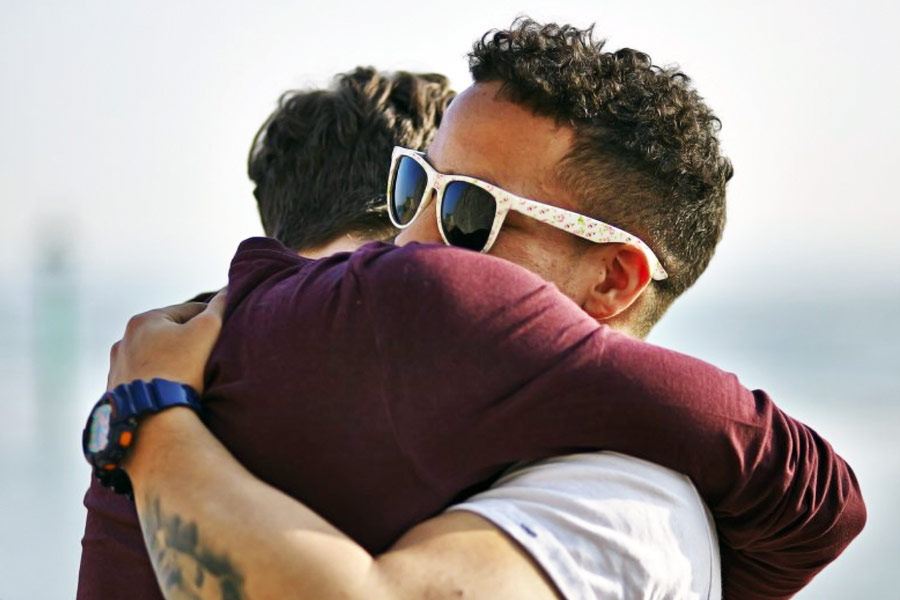 ২০ বছর বয়সে স্টিফেন বুঝতে পারেন, নারী নয়, বরং পুরুষদের প্রতি আকর্ষণ বোধ করেন তিনি। ইংল্যান্ডেই পাচকের কাজ করতেন তিনি। ৩০ বছরের গণ্ডি পেরোনোর পর লন্ডনের বার্কিংয়ে একটি ফ্ল্যাটে একা থাকতে শুরু করেন। তার পরেই শুরু হয় এক ভয়ানক অধ্যায়।