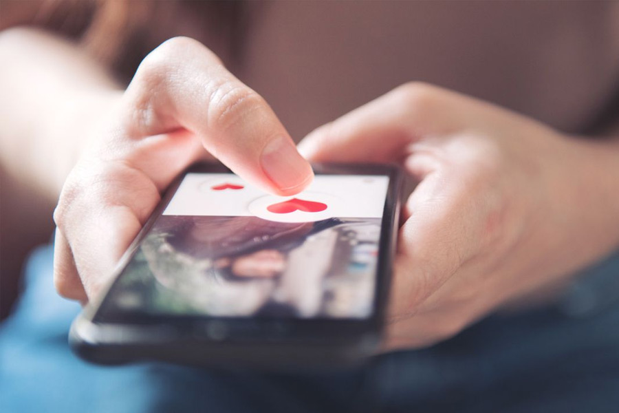 বিভিন্ন ডেটিং অ্যাপে অ্যাকাউন্ট খোলেন স্টিফেন। প্রথমেই তাঁর আলাপ হয় এক দেহব্যবসায়ীর সঙ্গে। ২০১৪ সালের ১৭ জুনের ঘটনা। ২৩ বছর বয়সি অ্যান্টনি ওয়ালগেট ফ্যাশন নিয়ে পড়াশোনা করার পাশাপাশি দেহব্যবসার সঙ্গে যুক্ত ছিলেন। পুলিশের দাবি, ডেটিং অ্যাপে অ্যান্টনির সঙ্গে আলাপ হওয়ার পর তাঁকে নিজের ফ্ল্যাটে ডাকেন স্টিফেন। পানীয়ের মধ্যে মাদক মিশিয়ে ধর্ষণ করেন অ্যান্টনিকে।