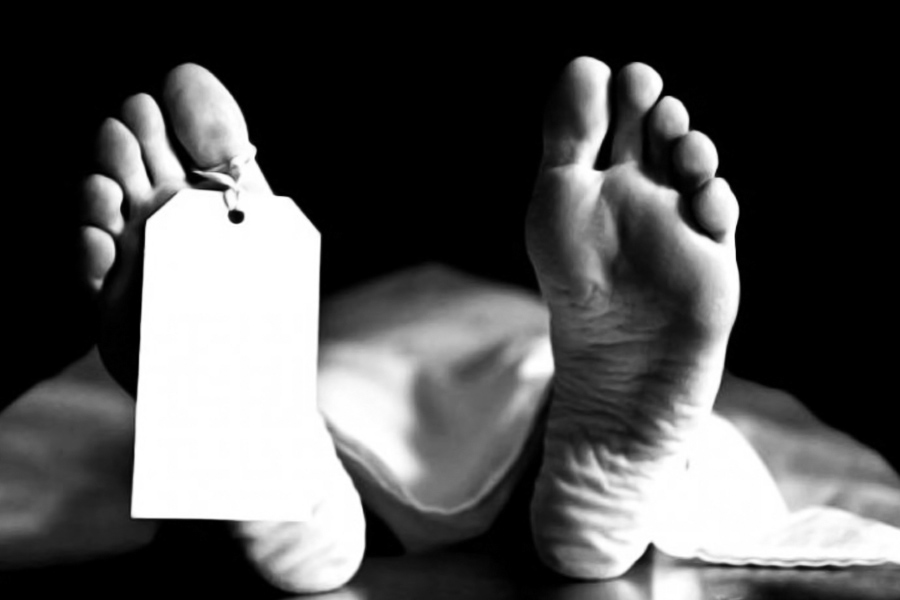 অতিরিক্ত মাদক সেবনের ফলে মারা যান অ্যান্টনি। তার পর অ্যান্টনির দেহ ঘর থেকে বার করে নিজের ফ্ল্যাটের পিছনে ফাঁকা জায়গায় ফেলে দেন স্টিফেন। নিজে থেকেই পুলিশকে ফোন করেন তিনি। অ্যান্টনির দেহ রাস্তায় ও ভাবে পড়ে থাকতে দেখে নাকি ভয় পেয়ে পুলিশকে ফোন করেন তিনি।   