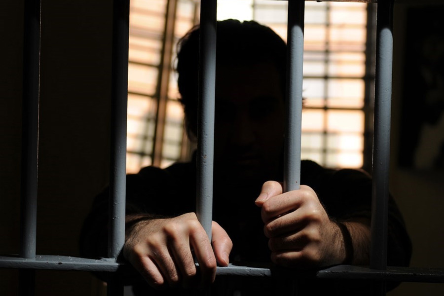 কানাঘুষো শোনা যায়, বার্কিংয়ের যে ফ্ল্যাটে তিনি চার জনকে খুন করেছিলেন, সেই ফ্ল্যাটটি চড়া দামে বিক্রি করে দেন স্টিফেন। ফ্ল্যাট বিক্রির টাকা দিয়েই নাকি তিনি জেলের ভিতর ভিডিয়ো গেমস কিনে খেলেন বলে অনেকের দাবি।