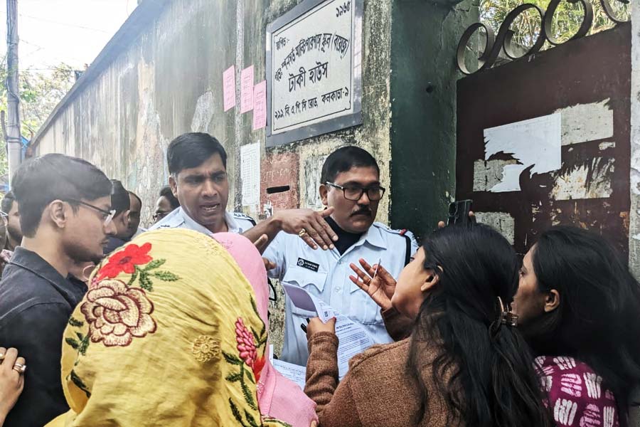 টাকি বয়েজ স্কুলে সময় পেরিয়ে যাওয়ার পর এসে পৌঁছেছেন কয়েক জন পরীক্ষার্থী।