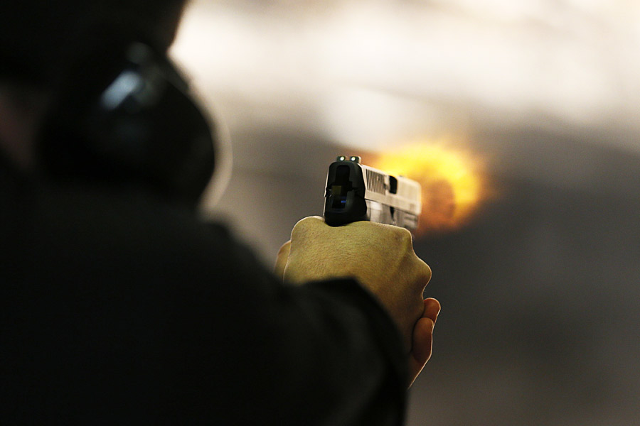 পুলিশের কাছে কাইলের দাবি, গুলির আওয়াজ শুনে ছুটে শোয়ার ঘরে যান। দেখেন, তাঁদের বিছানায় পড়ে রয়েছে মায়ার নিথর দেহ। মাথায় গুলির ক্ষত। এর পর পুলিশে খবর দেন তিনি।