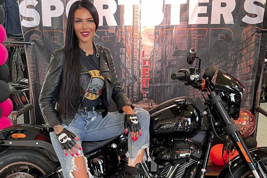 রূপটানশিল্পী এবং স্টাইলিস্ট হওয়ার পাশাপাশি সমাজমাধ্যমে প্রভাবী হিসাবেও বেশ নামডাক কুড়িয়েছিলেন মায়া। শুধু ইনস্টাগ্রামেই তাঁর অনুরাগীর সংখ্যা ১২ লক্ষ। সেই সঙ্গে অনলাইনে নানা বিধ কনটেন্ট তৈরি করেও কম প্রচার পাননি তিনি। অনেকের কাছে তিনি পরিচিত ছিলেন ‘মায়া মিয়া’ নামে।