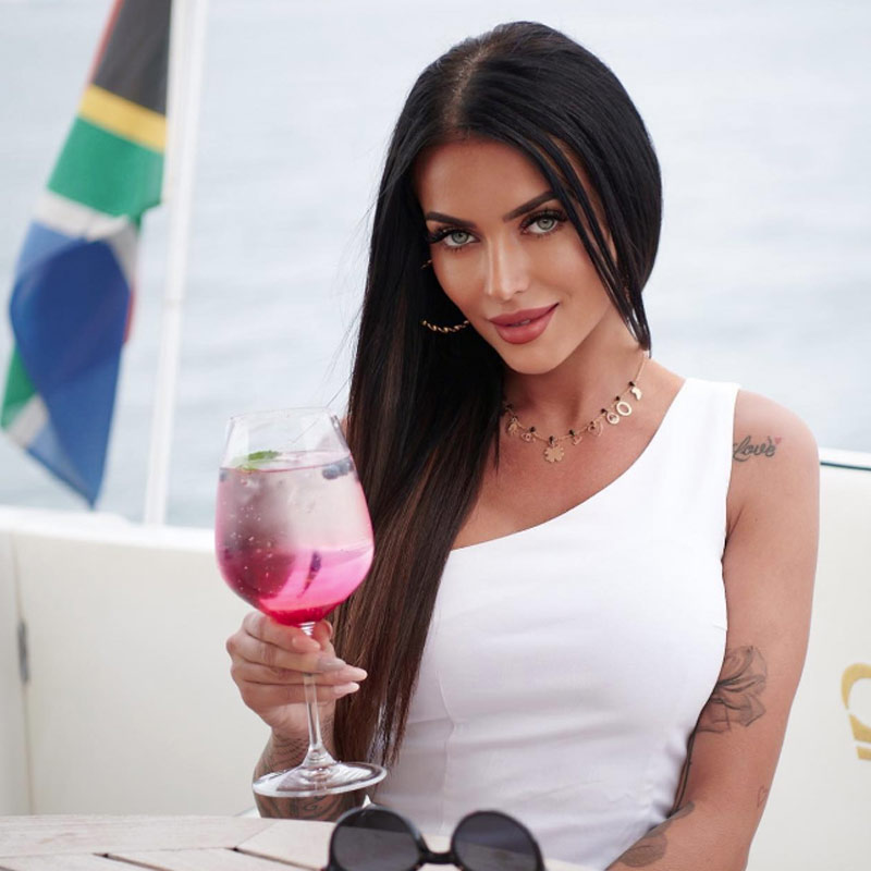 তানজানিয়ায় থাকাকালীন সে দেশের একটি হোটেলে কাজ করতেন মায়া। সে সময় থেকে সোয়াহিলি ভাষা রপ্ত করেছিলেন। এক সময় রূপটানশিল্পী এবং স্টাইলিস্ট হিসাবেও নিজেকে প্রতিষ্ঠিত করেন।