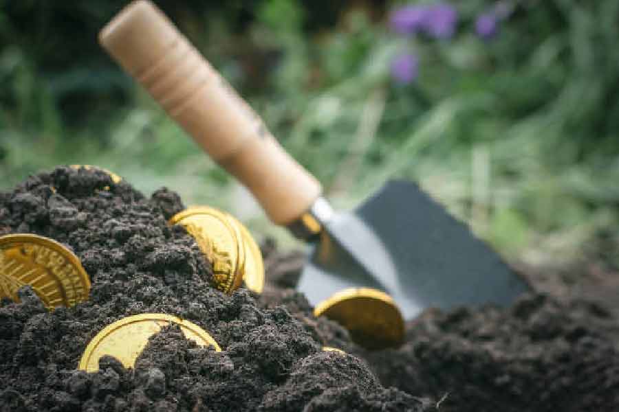 ১৮২২ সালে আবার পশ্চিমে অভিযানের ডাক পড়ে বিলের। বুঝতে পারেন নিজের ধনসম্পদ নিয়ে আর পশ্চিমে পাড়ি দিতে পারবেন না তিনি। তাই লুকিয়ে রাখা সম্পদের হদিস জানিয়ে তিনটি সঙ্কেত তৈরি করেন। প্রথমটিতে রয়েছে সম্পদ লুকিয়ে রাখার ঠিকানা। দ্বিতীয় সঙ্কেতে লেখা রয়েছে, সম্পদের হিসাব। তৃতীয় সঙ্কেতে বলা হয়েছে, ওই সম্পদ উদ্ধার হলে তার মালিক কে হবেন।