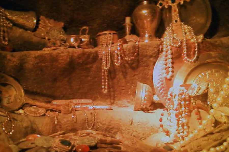 সঙ্কেতের মানে বোঝার দায়িত্ব নেন গবেষক জেমস বি ওয়ার্ড। তিনিও বুঝতে পারেননি প্রথম সঙ্কেতের মানে। ১৮৮৫ সালে সেই সঙ্কেত লিখে প্রচারপুস্তিকা ছাপান জেমস। তার পর সেই প্রচারপুস্তিকা গোটা ভার্জিনিয়ায় বিলি করে দেন তিনি। জানান, কেউ যদি সঙ্কেতের পাঠোদ্ধার করে সোনা-রুপোর হদিস দিতে পারেন, তা হলে সম্পদের মালিক হবেন তিনিই।