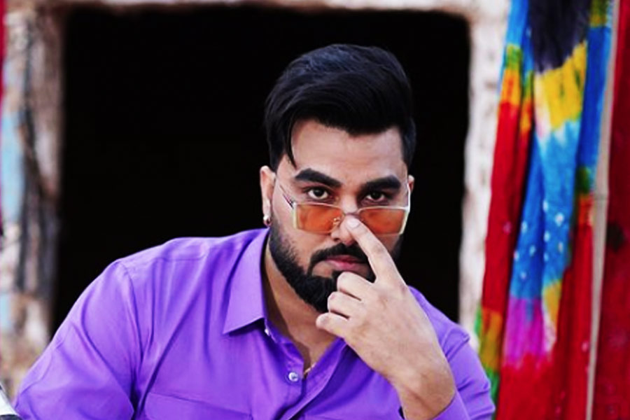 ইউটিউব থেকে ইনস্টাগ্রাম, তাঁর ফলোয়ার সংখ্যা নেহাত কম নয়। রোজ নানা ভিডিয়ো আপলোড করে অনুরাগীদের মনোরঞ্জনের ব্যবস্থা করেন। কিন্তু সেই সমাজমাধ্যমেই এ বার হাসির খোরাক হলেন ইউটিউবার আরমান মালিক।