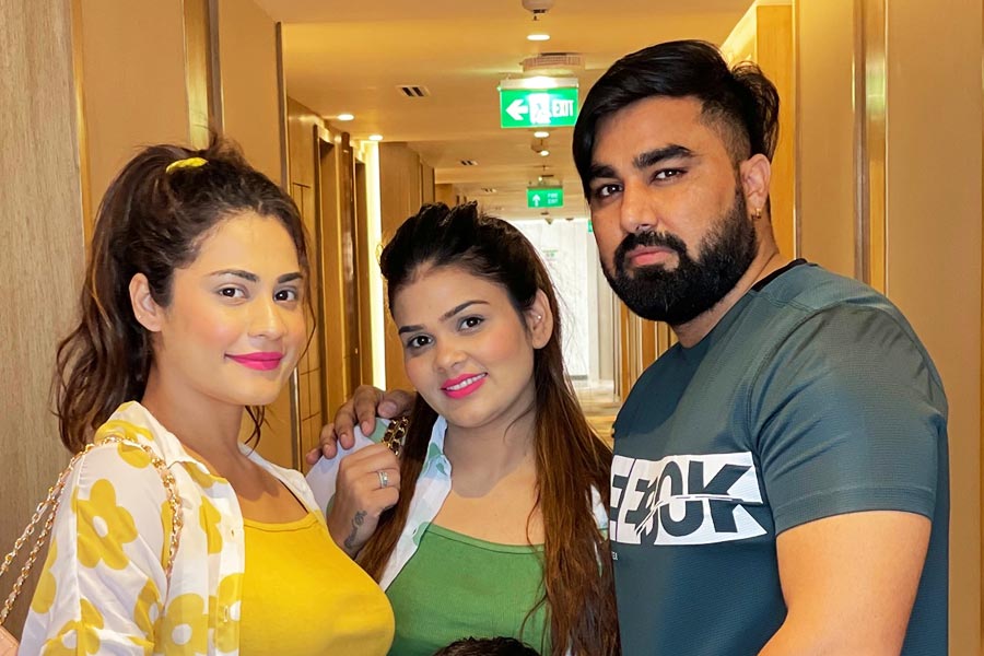 আরমানের দুই স্ত্রী। তাঁরা দু’জনেই সন্তানসম্ভবা। সমাজমাধ্যমে সেই খুশির খবর ভাগ করে নিয়েছেন ইউটিউবার। তাতেই তাঁকে নিয়ে ঠাট্টায় মজেছেন অনেকে।