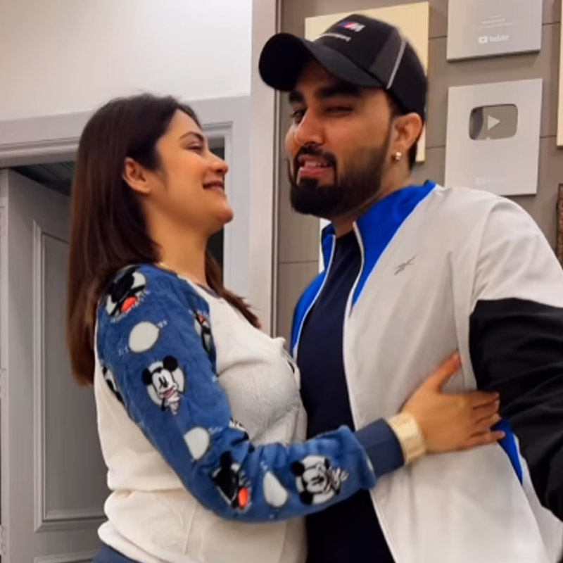 একটি ছবিতে আরমানরা ৪ জনেই ছিলেন। বাকি ছবিগুলির কোনওটিতে পায়েল, কোনওটিতে কৃতিকার সঙ্গে দেখা গিয়েছে ইউটিউবারকে। স্ত্রীদের উদরে কান পেতে, চুম্বন করে ছবি তুলেছেন আরমান।