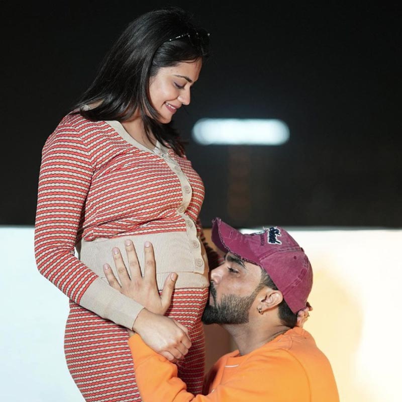 ছবিগুলির উপরে আরমান লিখেছেন কেবল দু’টি শব্দ— ‘আমার পরিবার’। তাঁর এই পোস্ট নিয়েই শুরু হয়েছে বিতর্ক।